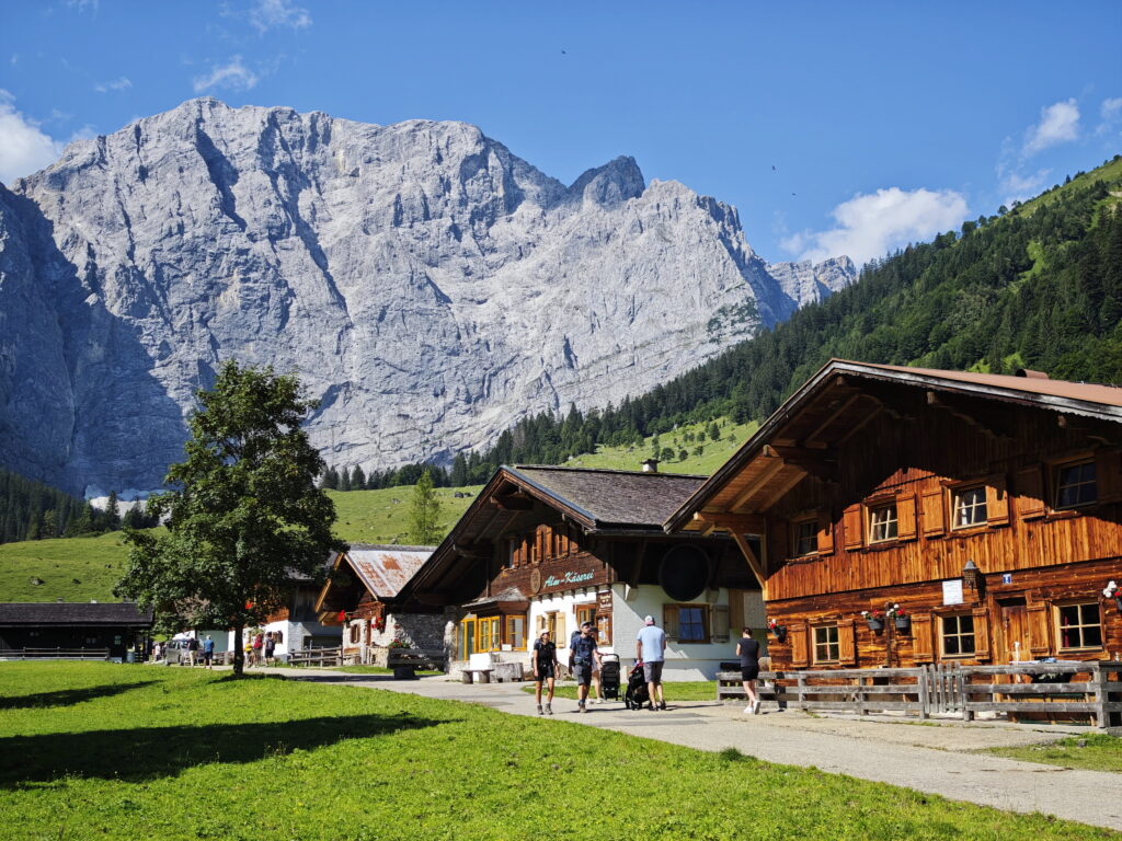 Die Hütten der Engalm am Ahornboden