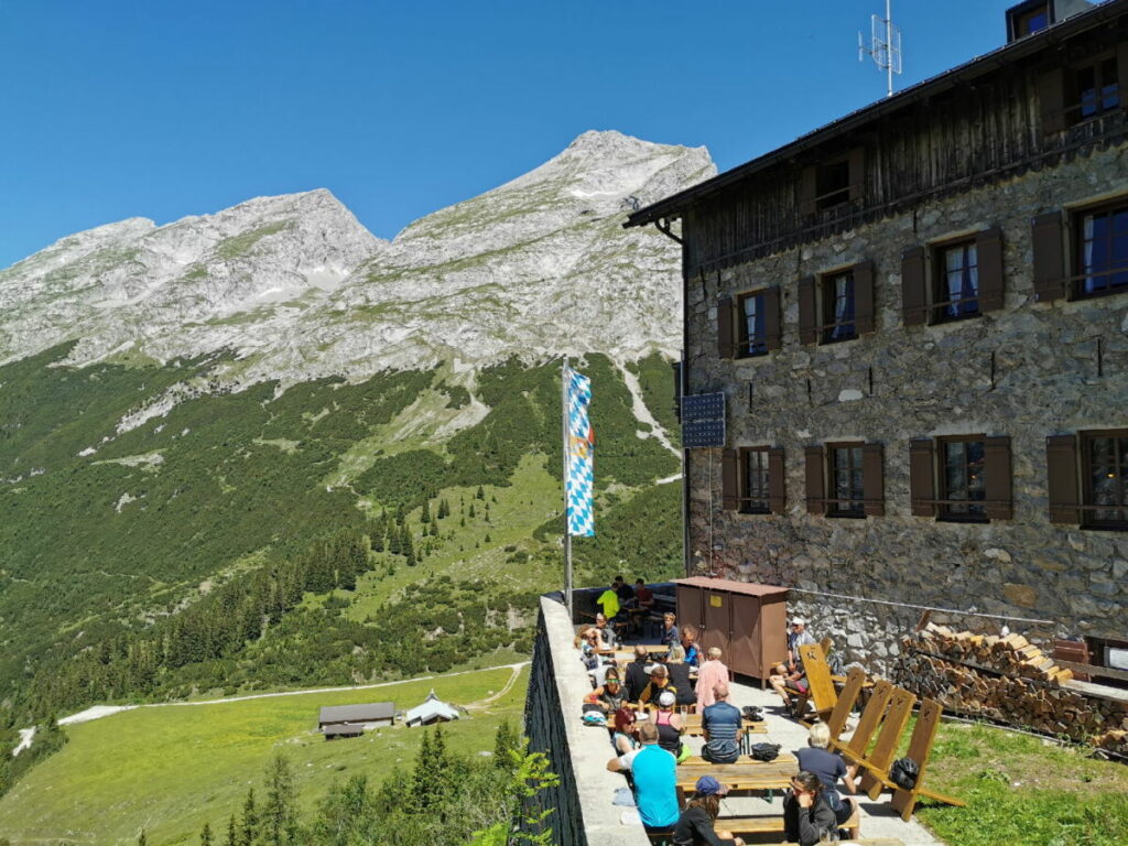 Bei schönem Wetter ist die Karwendelhaus Sonnenterrasse ein Traum