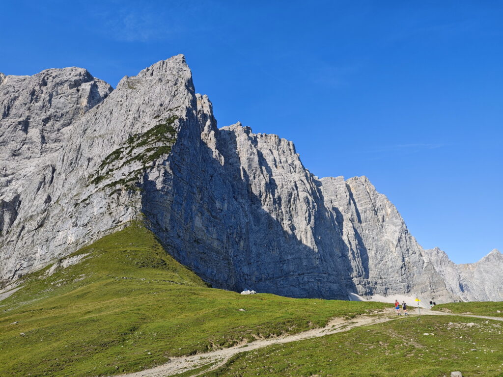 Laliderer Wände am Hohljoch - schau mal die Dimensionen: Die kleinen Wanderer im Vergleich zu den Felsen