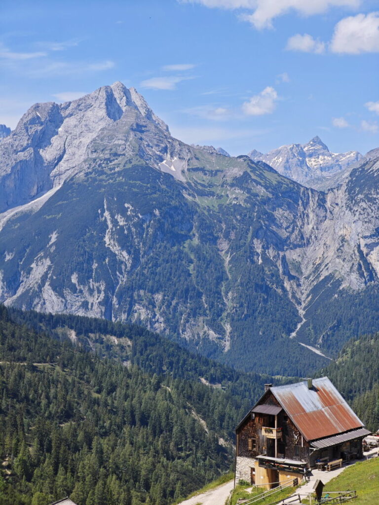 Die Plumsjochhütte hat eine 1a Aussichtslage im Karwendel - du siehst sogar den höchsten Gipfel, die Birkkarspitze